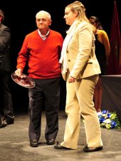 recibiendo el galardon