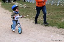 niño de tres años en el tramo de bicicleta
