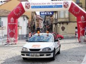 COCHE DE RADIOAYUDA ABRIENDO LA PRUEBA